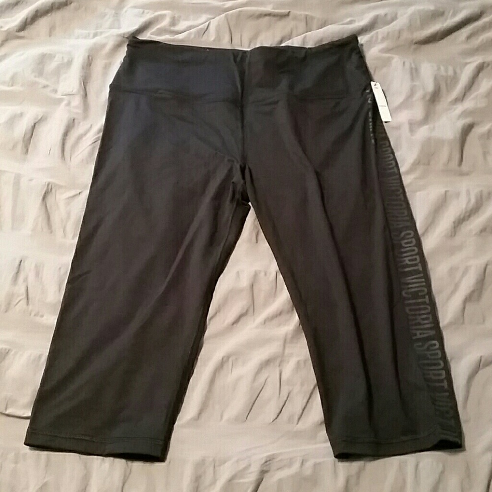 Black Victoria Sport knockout Crop